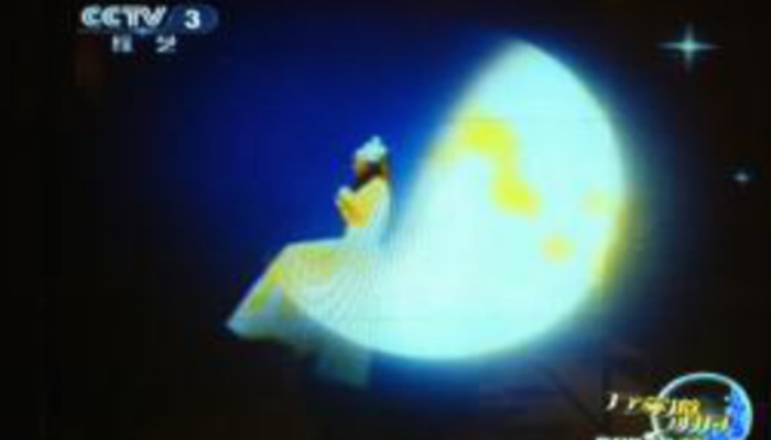 CCTV-3《萬家邀明月》，鄧雯心創新投影視頻舞《月影隨形》 1